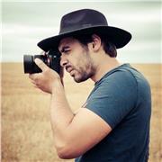 Je suis photographe et réalisateur professionnel. Je travaille dans le monde de la mode, du cinéma et de la musique